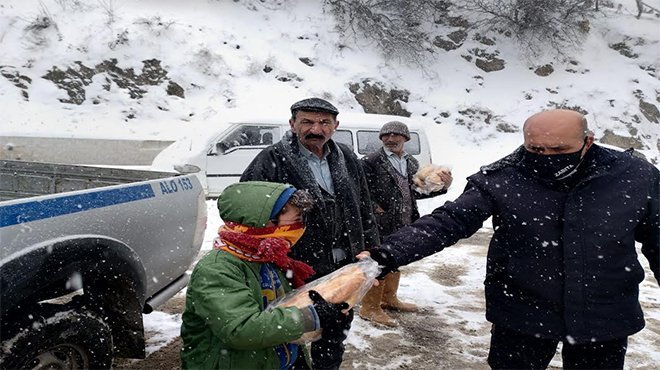 Bergama’da zabıta Yukarıada’ya ekmek dağıttı