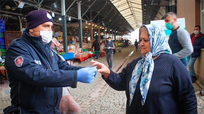 Bergama pazarına dezenfeksiyon tüneli