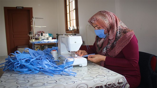 Bergamalı kadınlar hastane için maske dikiyor  