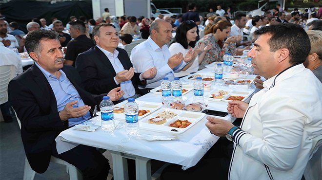 Binlerce vatandaş aynı sofrada buluştu Binlerce vatandaş aynı sofrada buluştu