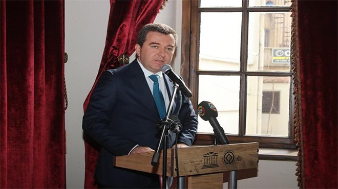 Bir kilimin etrafından hayali cihana