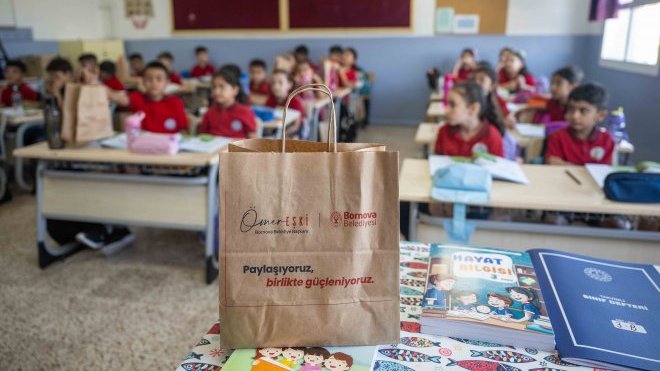 Bornova Belediyesi’nden Öğrencilere İlk Gün Desteği