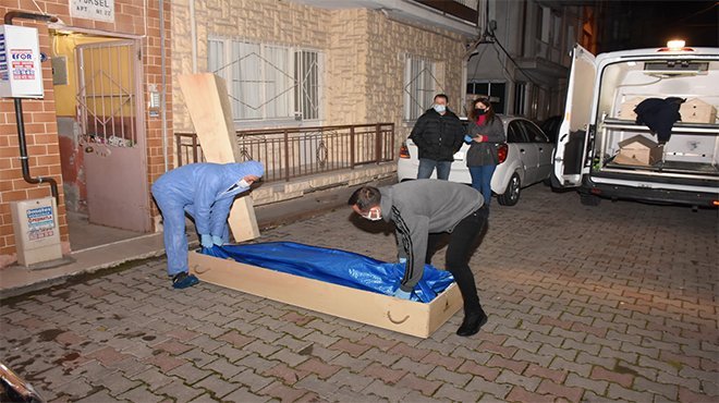 Bornova'da ki evinde çekyatın içinde cesedi bulundu