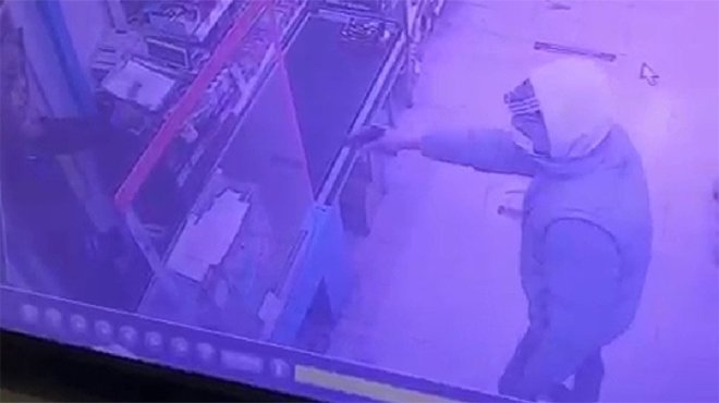 Bornova'da markete silahlı soygun girişimi 