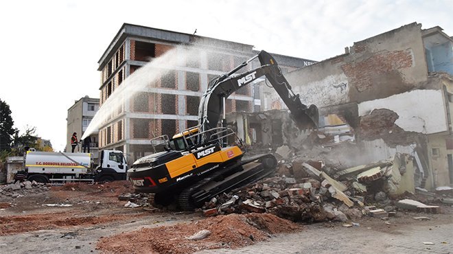 Bornova’da metruk binalar yıkılıyor