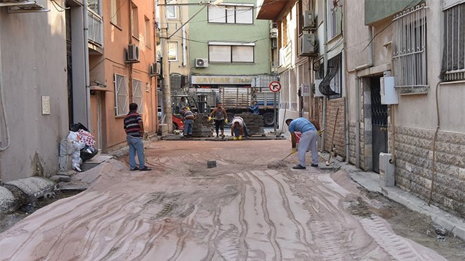 Bornova’ya 100.000 metrekare kilit parke taşı