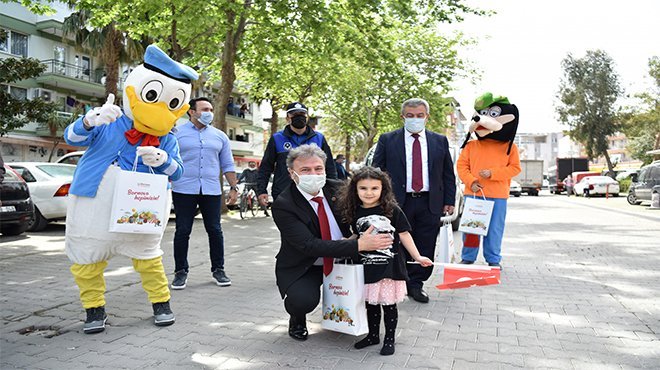 Bornovalı çocuklara kukla tiyatrosu