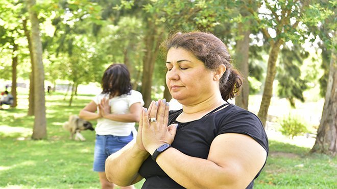 Bornovalı kadınlar yoga ile zinde kalıyor