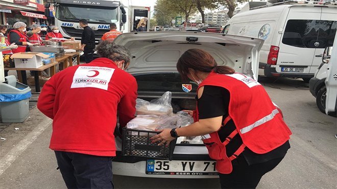 BOŞNAKLARDAN ARAMA KURTARMA EKİPLERİNE BOŞNAK BÖREKLİ İKRAM