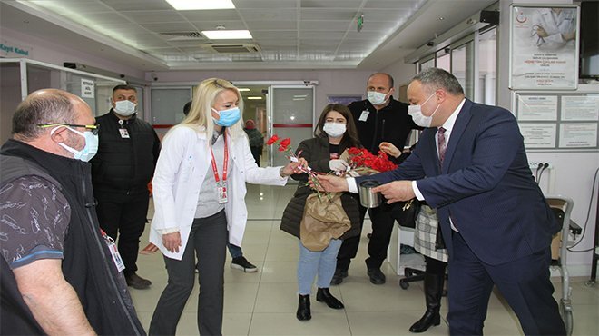 Buca Belediyesi’nden sağlık emekçilerine kırmızı karanfil