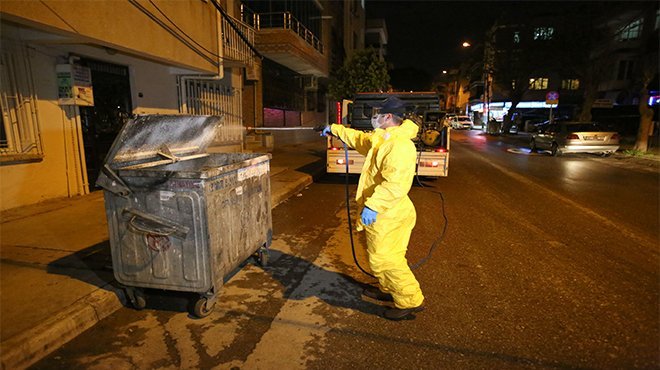 Buca’da her gece konteynerlere dezenfekte operasyonu
