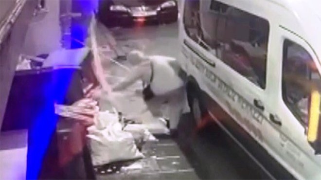 Buca'da yaşlı kadın kapağı çalınan rögara düştü