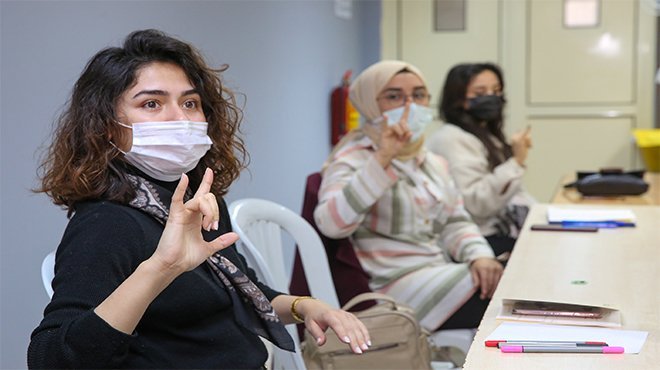 Buca’nın iletişim engelini kaldıran kursu