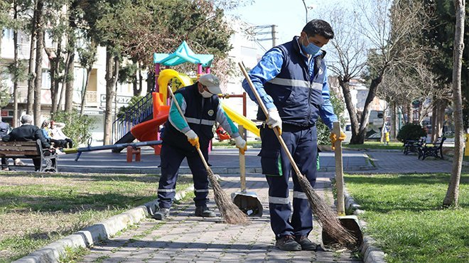 Buca’nın parklarında bahar temizliği