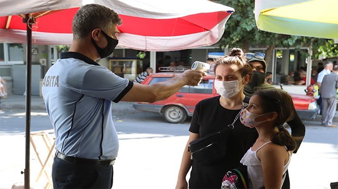 Buca pazarlarında el dezenfektanlı önlem