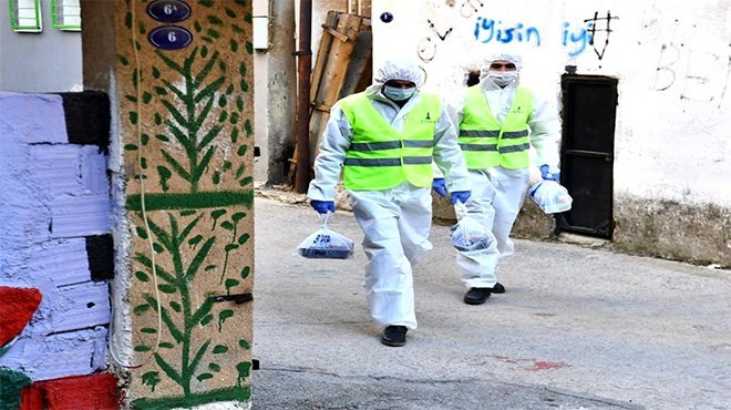 Büyükşehir evinde Covid tedavisi görenlere yemek dağıtımını sürdürüyor