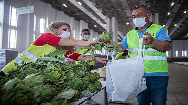 Büyükşehir hem üreticiye hem dar gelirli ailelere destek oluyor