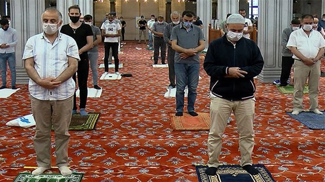 Camiler cemaatle namaza açılıyor