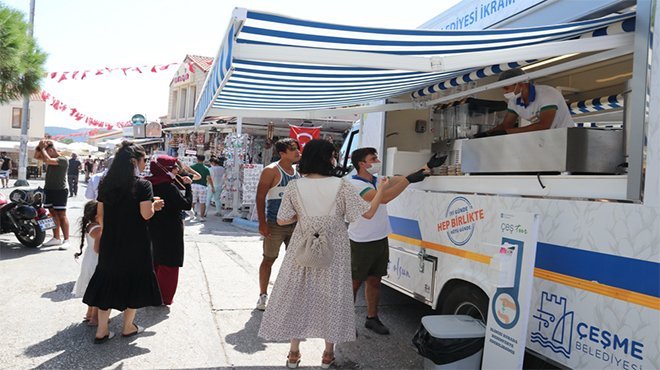 Çeşme Belediyesi aşure dağıttı