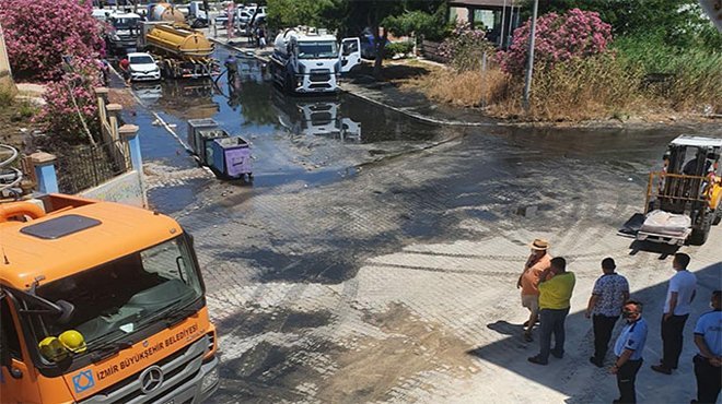 Çeşme'de arıtma tesisinde boru patladı, yol atık suyla doldu