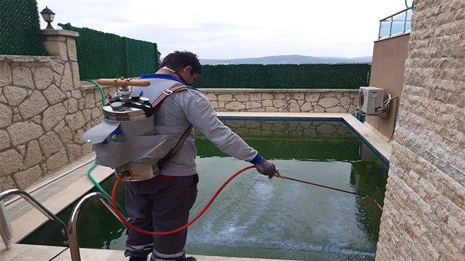 Çeşme’de larva ilaçlama çalışmaları 