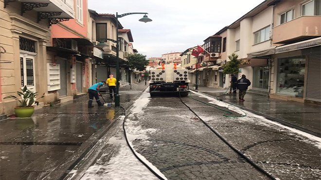 Çeşme Koronavirüse karşı köpüklerle yıkandı