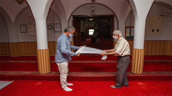 Çiğli Belediyesi’den Camilere Tek Kullanımlık Seccade