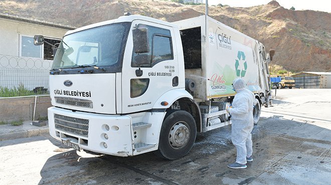 Çiğli’de çöp kamyonlarına Koronavirüs dezenfeksiyonu