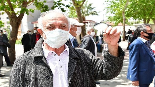 Çiğli'de vatandaşlara HES kodlu anahtarlık dağıtıldı