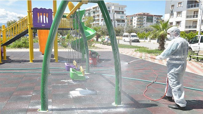 Çiğli’deki parklarda dezenfeksiyon çalışmaları yoğunlaştı