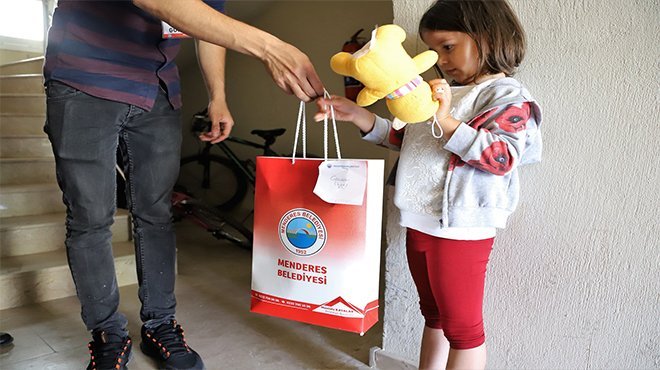 Çocukların Bayramlıkları Menderes Belediyesi’nden