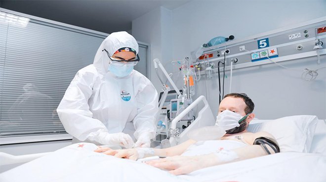 COVID 19 ENFEKSİYONU YAŞLI GENÇ AYIRT ETMİYOR