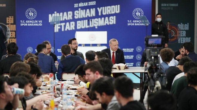 Cumhurbaşkanı Erdoğan öğrencilerle  iftarda buluştu