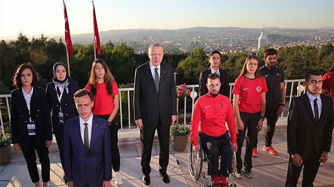 Cumhurbaşkanı Erdoğan, tüm yurtta okunan İstiklal Marşı'na eşlik etti