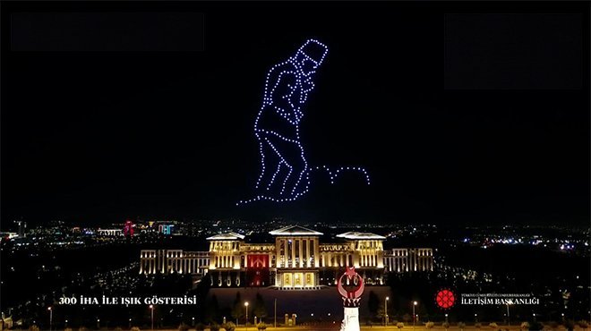 Cumhurbaşkanlığı Külliyesi'nde 300 İHA ile ışık gösterisi düzenlendi