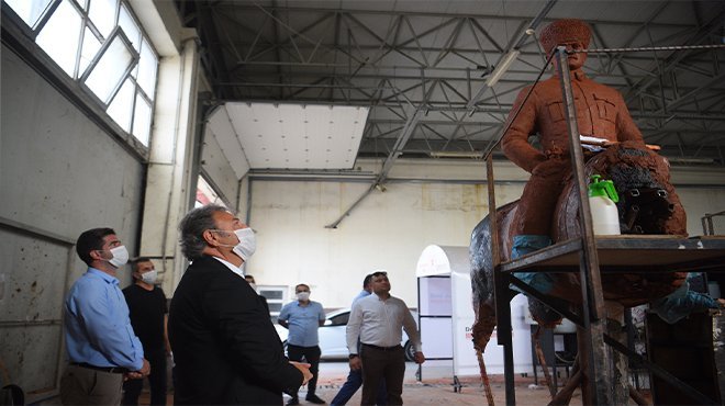 Cumhuriyet Meydanı’na yeni Atatürk heykeli 
