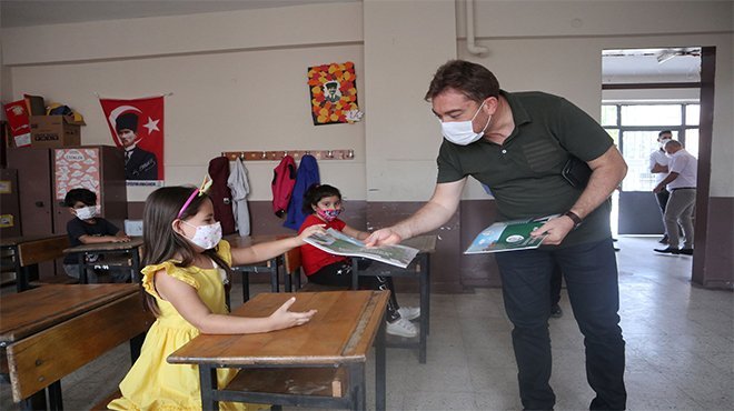 Demirezen Öğrencilere Kitap Hediye Etti