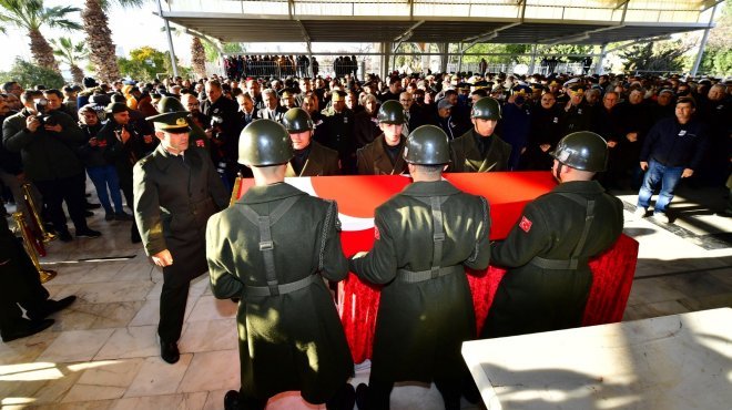 DEPREM ŞEHİDİ EREN TAŞKIN İZMİR’DE TOPRAĞA VERİLDİ
