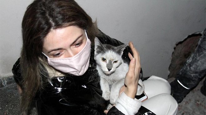 Depremden sonra kedisine 42 gün sonra kavuştu