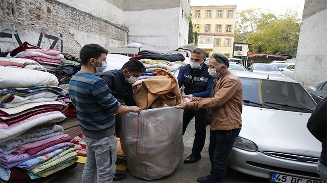 Depremzedelerin battaniyeleri işportadan toplandı