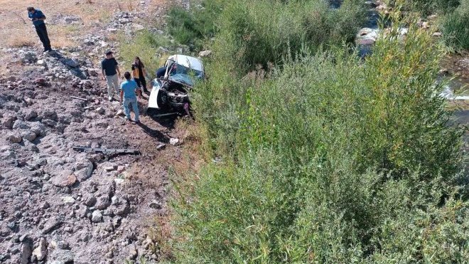 Dere yatağına düşen otomobil 2 can aldı