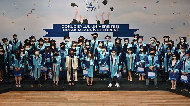 DEÜ’DE ORTAK MEZUNİYET HEYECANI YAŞANDI