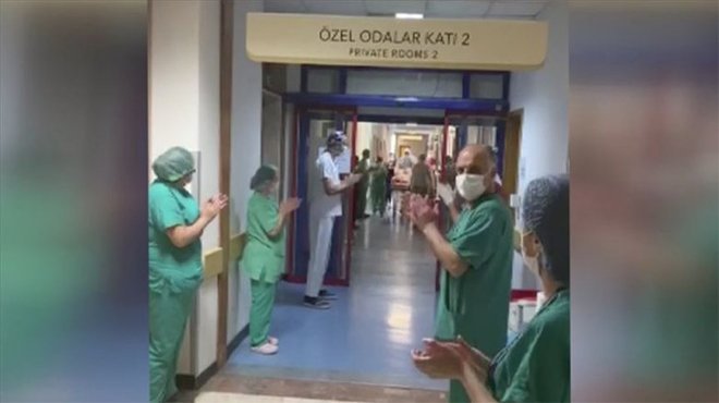 DEÜ HASTANESİNDEN ALKIŞLARLA TABURCU OLDULAR