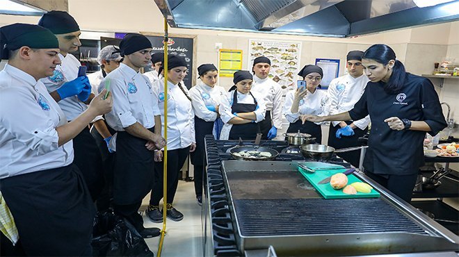 DEÜ’LÜ GENÇ AŞÇILAR MASTERCHEF CEMRE İLE HİNT YEMEĞİ YAPTI