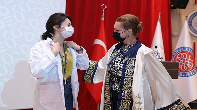 DEÜ’LÜ GENÇ HEKİM ADAYLARI BEYAZ ÖNLÜK GİYDİ