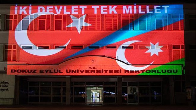 DEÜ Rektörlük binası Azerbeycan ve Türkiye  bayrağı ile donatıldı