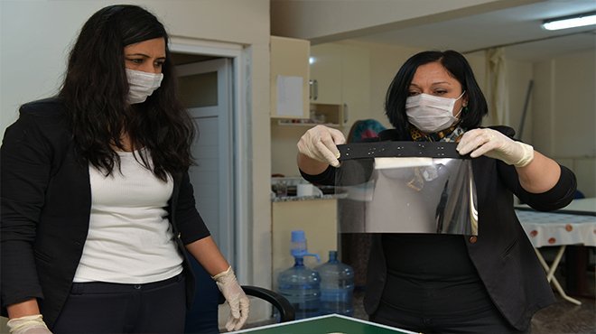 Doktorların yüz siperliği Çiğli Belediyesi’nden