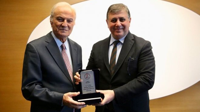 Ediz Hun, Karşıyaka’da yaş dostu etkinliğe misafir oldu