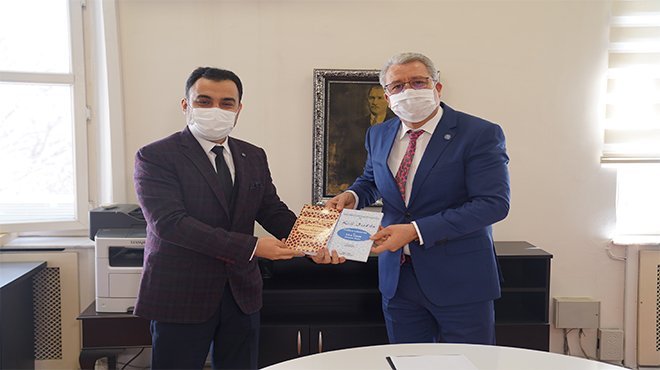  Egeli akademisyen Balkanlardaki Türk kültürünü Azerbaycan’a taşıdı