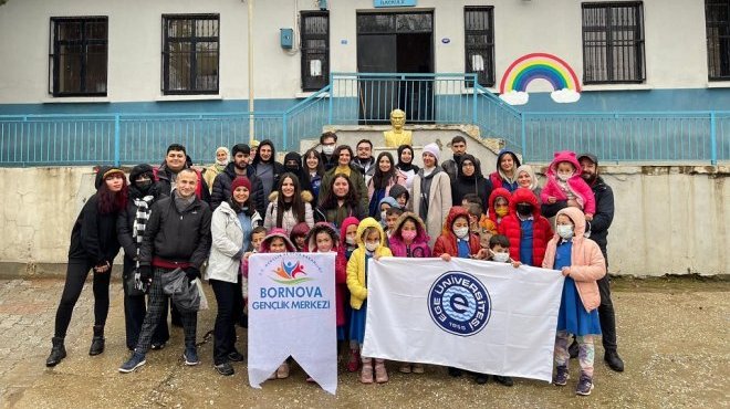 Egeli gençler sanatı köylere taşıyor